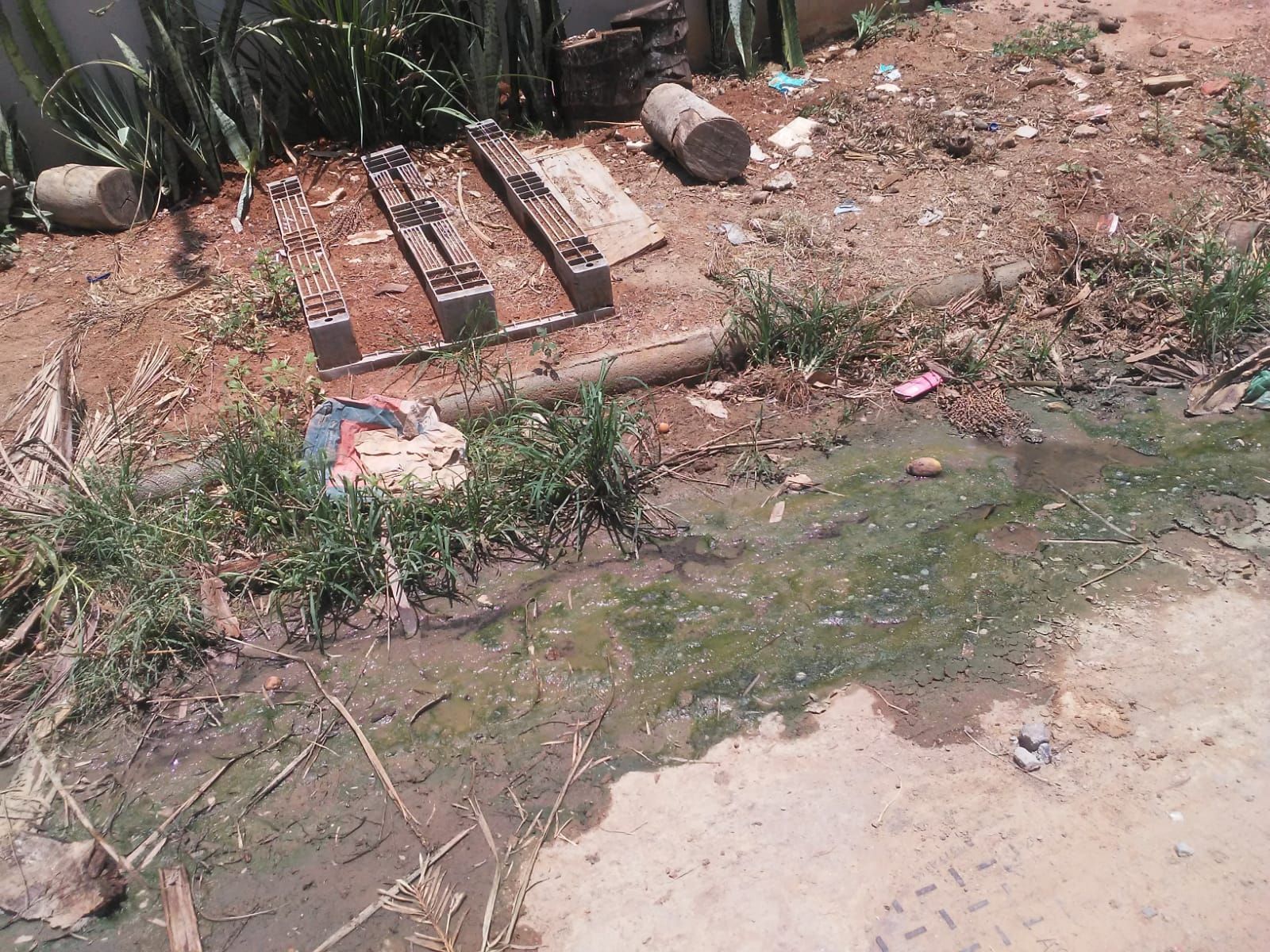 Vazamento de esgoto irregular preocupa moradores em Santa Luzia, na Grande BH