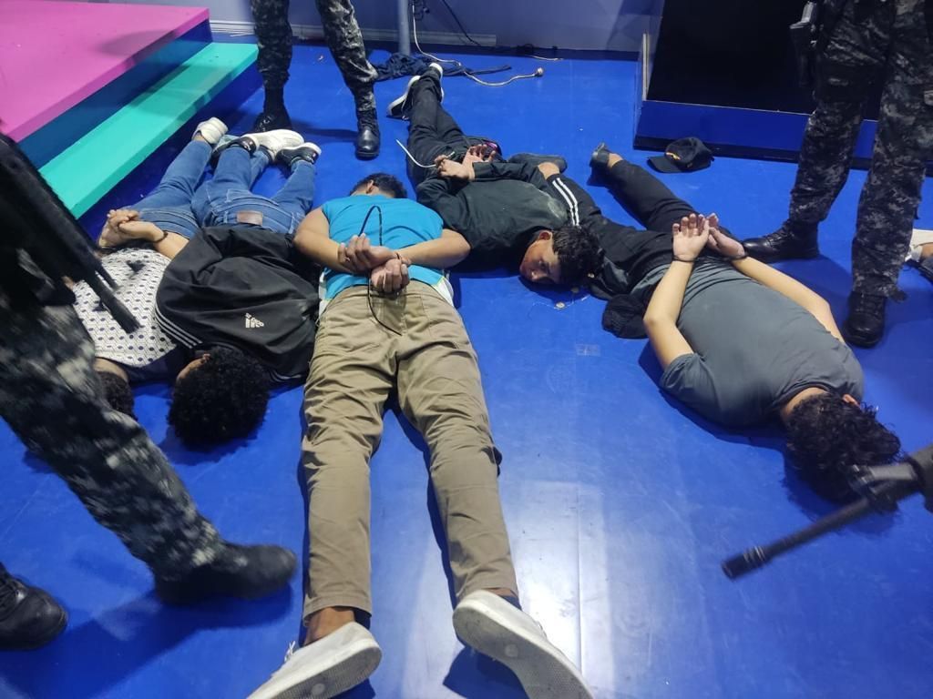 Polícia equatoriana prende criminosos que invadiram estúdio de TV ao vivo