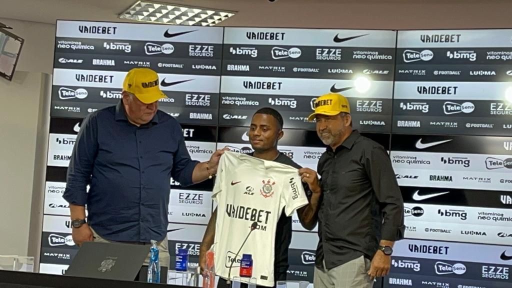 Palacios chega ao Corinthians e se declara à torcida: 'Nos apoiam todos os dias“