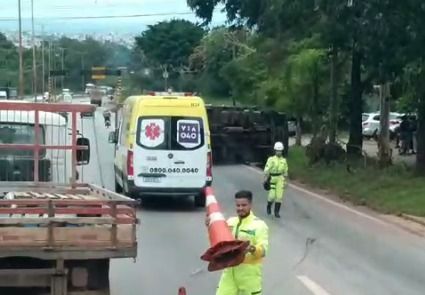 Caminhão tomba no Anel Rodoviário de Belo Horizonte