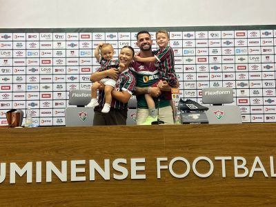 Renato Augusto e família na apresentação oficial no Fluminense