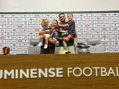 Renato Augusto e família na apresentação oficial no Fluminense