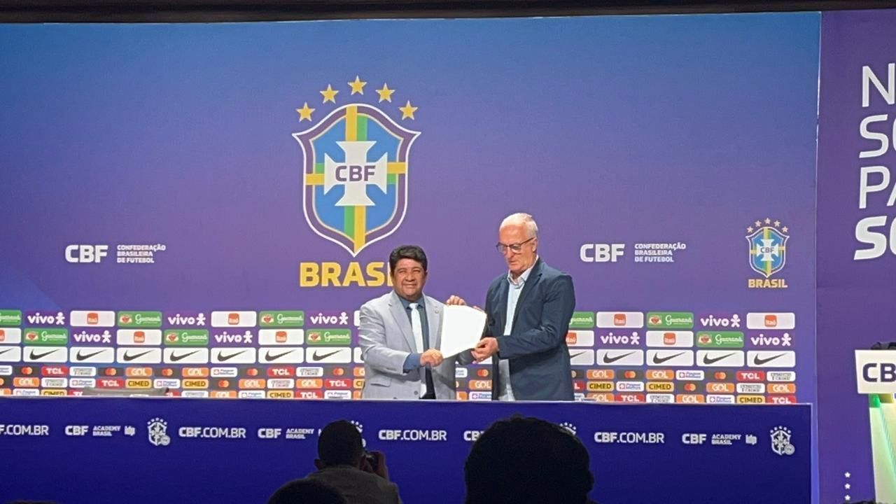 Dorival Júnior assina contrato em apresentação como técnico da Seleção Brasileira