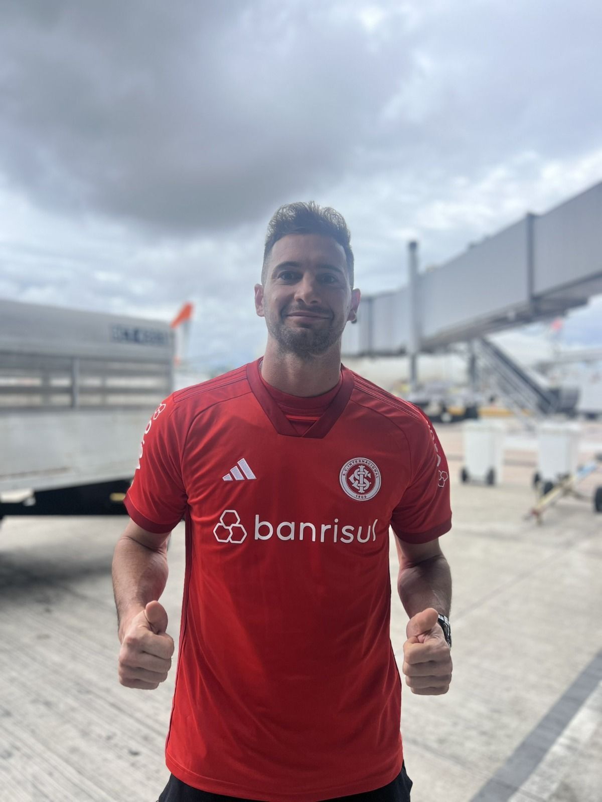 Inter: Lucas Alario chega a Porto Alegre e tem recepção calorosa da torcida