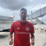 Inter: Lucas Alario chega a Porto Alegre e tem recepção calorosa da torcida