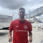 Inter: Lucas Alario chega a Porto Alegre e tem recepção calorosa da torcida