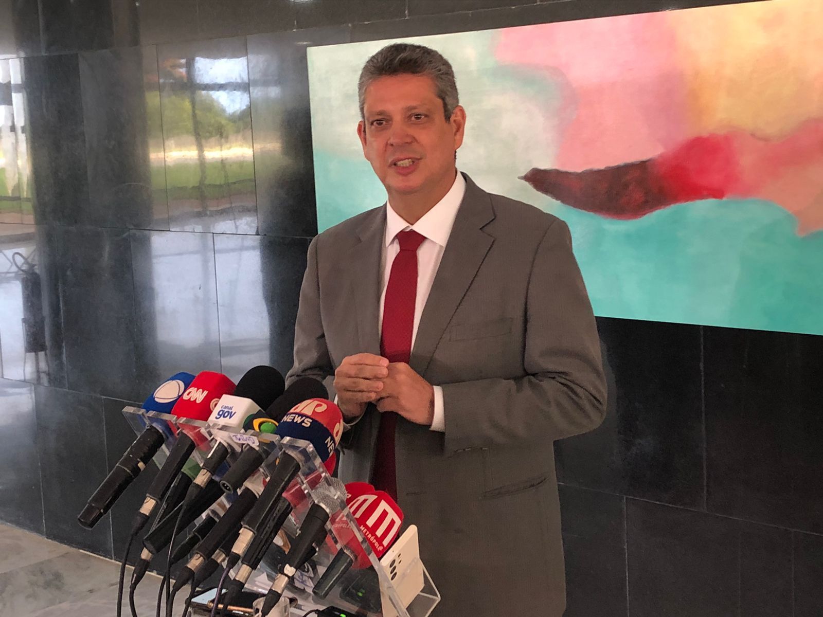 Ministro admite erro e abre sindicância para apurar ida de servidores a evento de carnaval