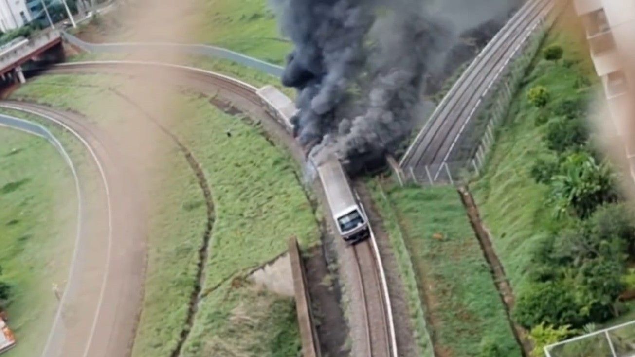 Vagão de metrô em Brasília pega fogo; veja imagens