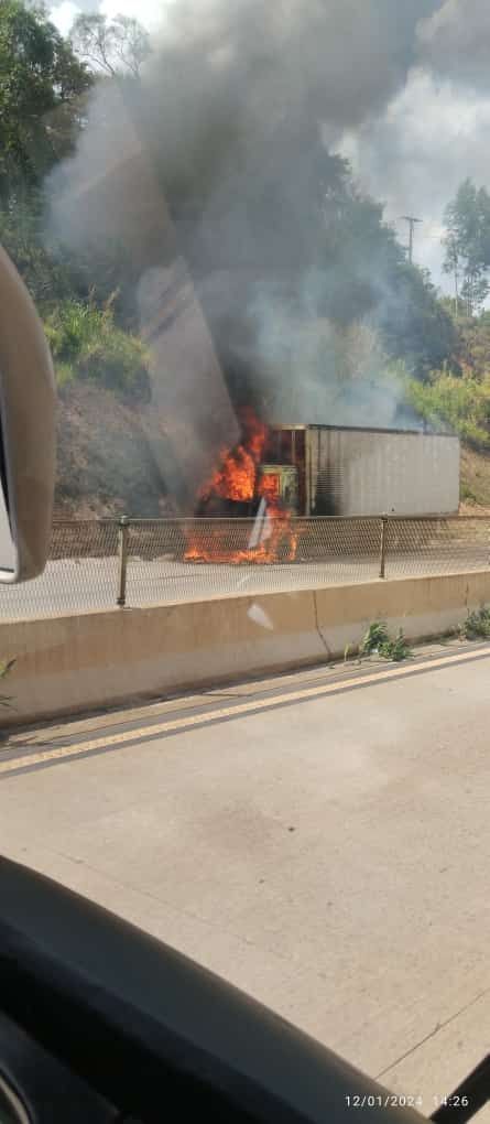 Caminhão pega fogo na BR-381, na Grande BH
