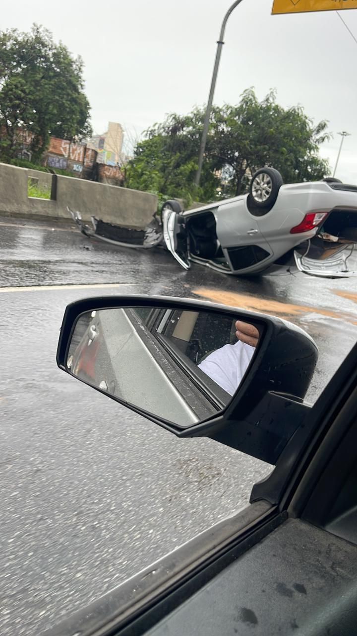 Carro capota na av. Cristiano Machado, em BH
