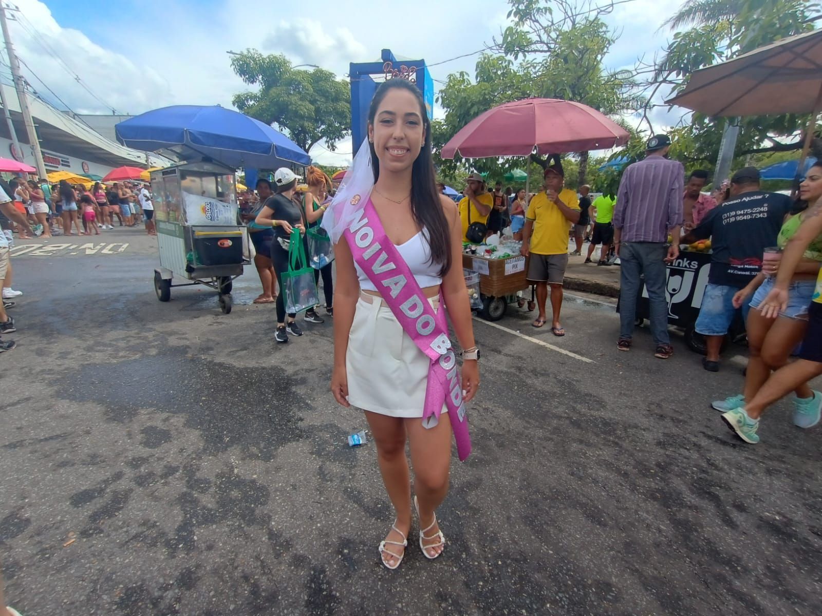 Carnaval BH 2024: noiva comemora despedida de solteiro durante segundo dia de ensaio