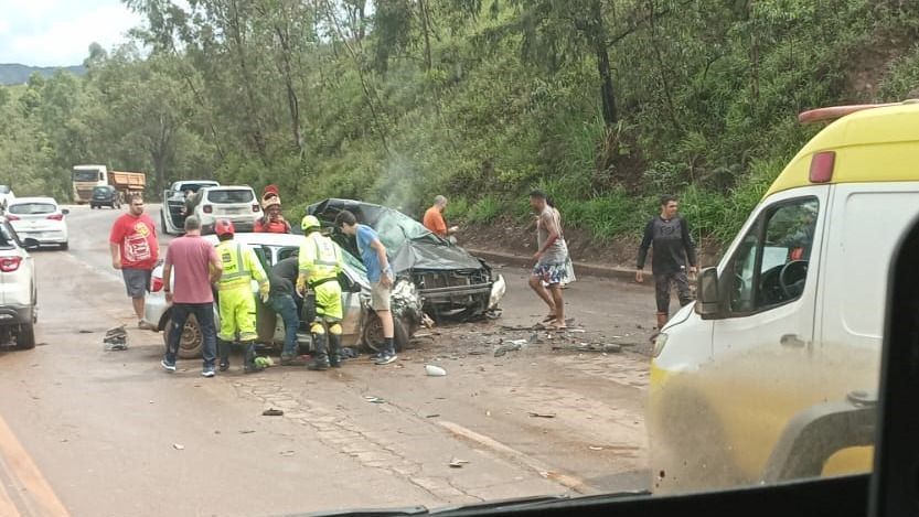 Acidente deixa vítima presa às ferragens e interdita parcialmente a BR-040, na Grande BH