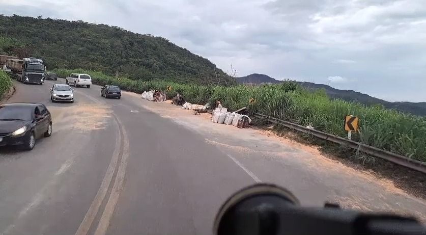 BR-381 é completamente interditada para remoção de carreta acidentada; veja impactos