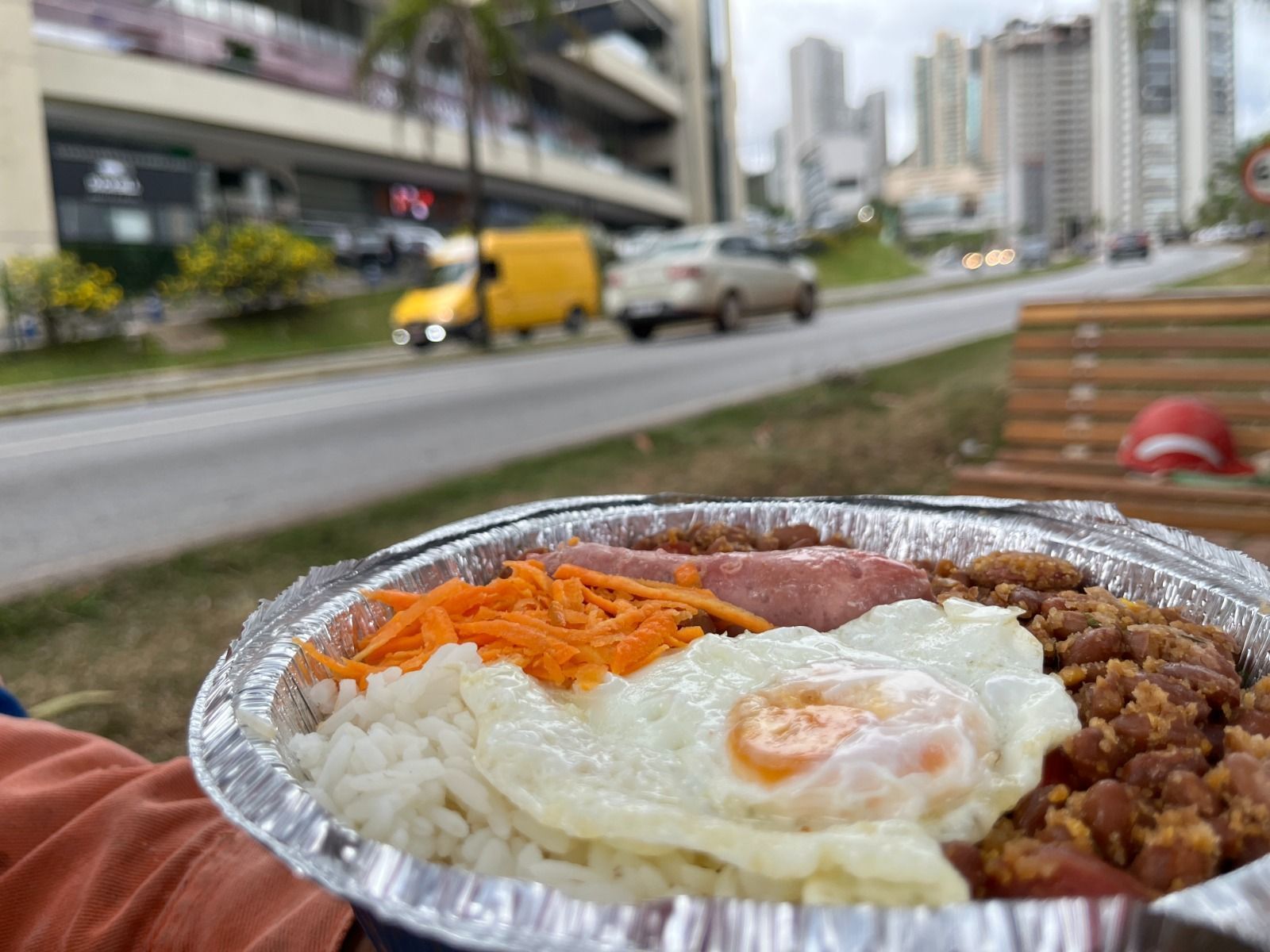 Marmiteira completa uma década na MG-30 e conquista clientes com comida mineira boa e barata