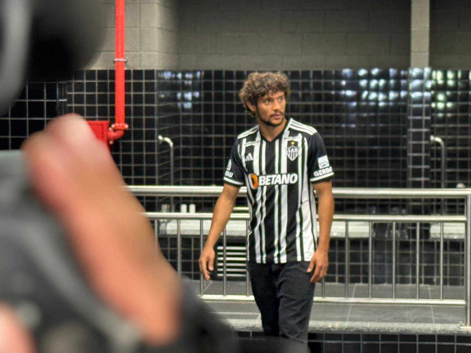 Apresentado no Atlético, Scarpa revela conversas com Hulk sobre bolas paradas