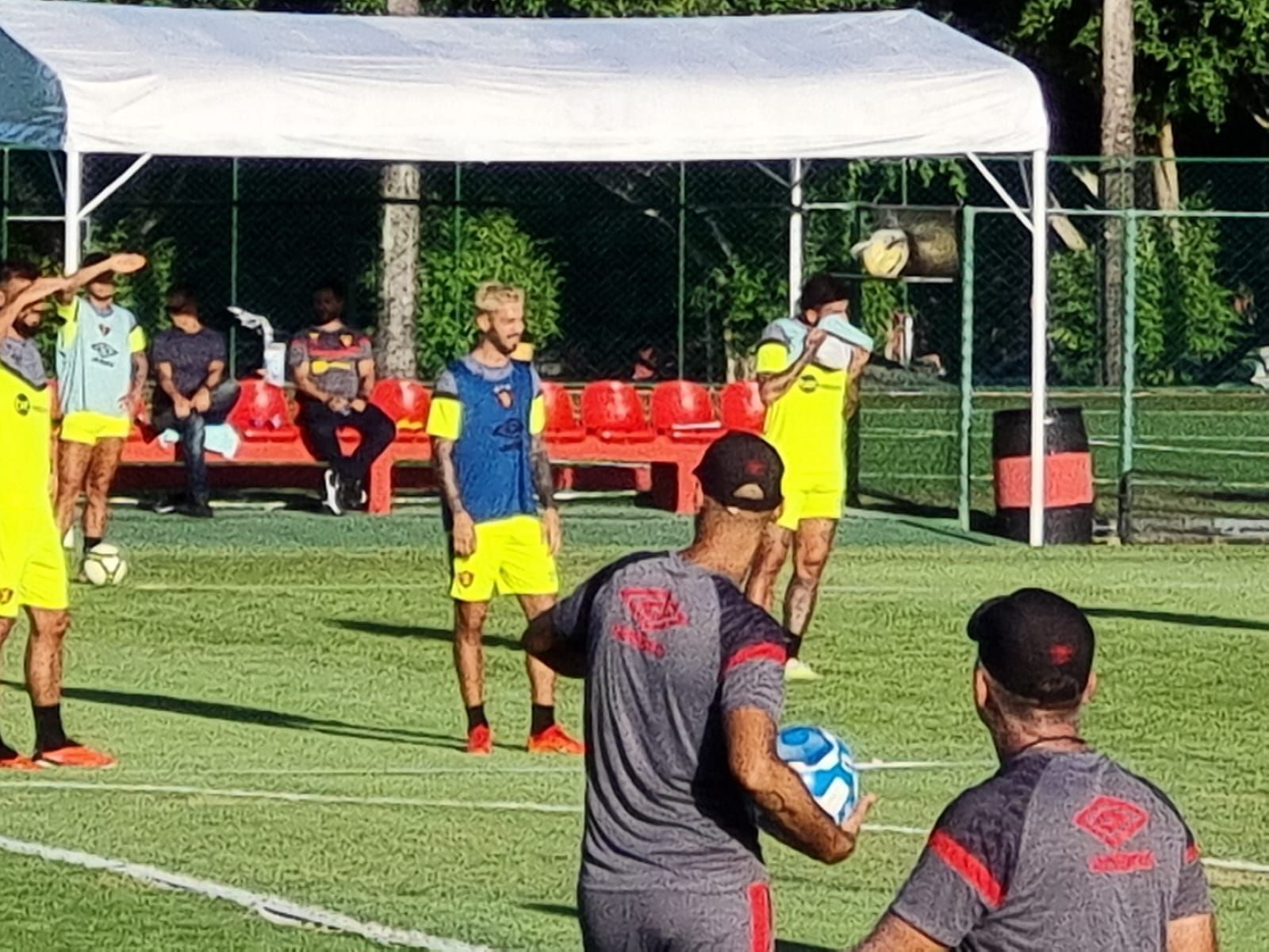 Com apenas uma ausência no elenco, Sport treina com novidades presentes no CT