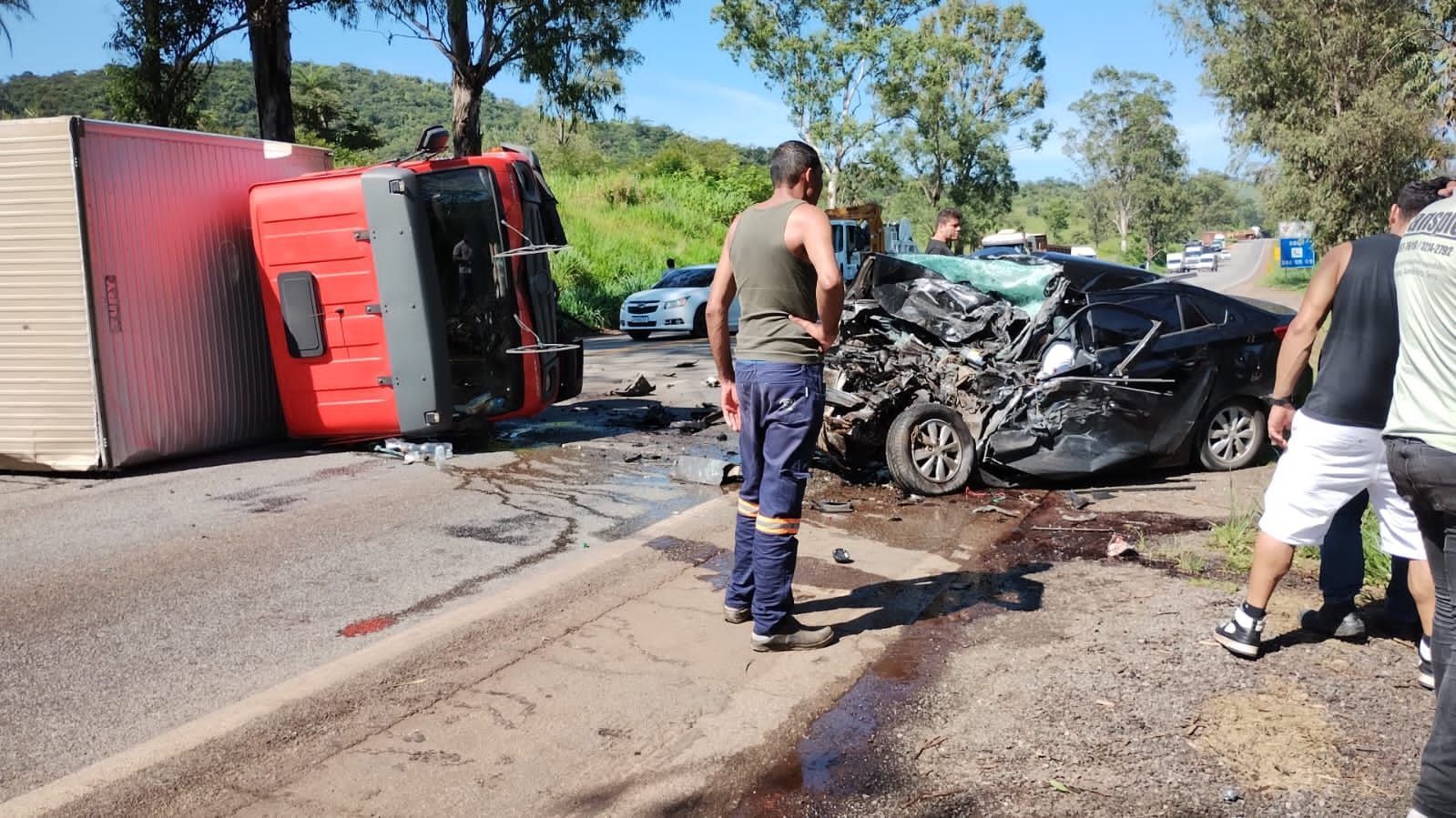 Bombeiros tentam reanimar vítima de grave acidente na MG-050, em Itaúna, no Centro-Oeste de Minas