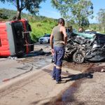 Bombeiros tentam reanimar vítima de grave acidente na MG-050, em Itaúna, no Centro-Oeste de Minas