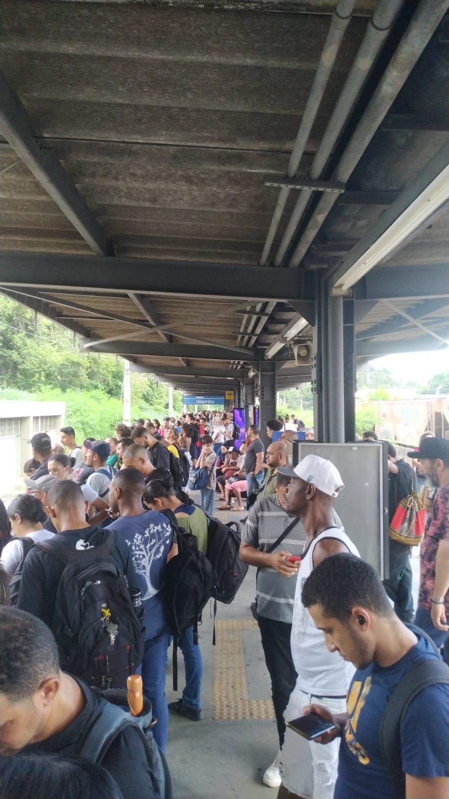 Com 'pare e siga', metrô tem superlotação e longa espera em BH; entenda
