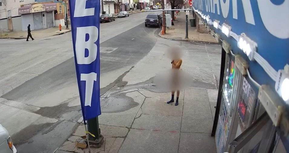 Vídeo: homem nu ataca policiais nos Estados Unidos