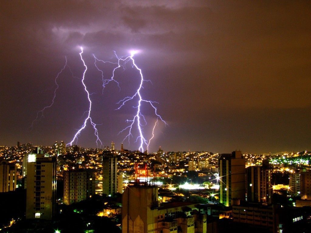 BH registrou 9 mil raios em janeiro; saiba o que fazer durante tempestades