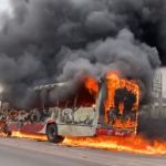 Vídeo: ônibus pega fogo no bairro Califórnia, na região Oeste de BH