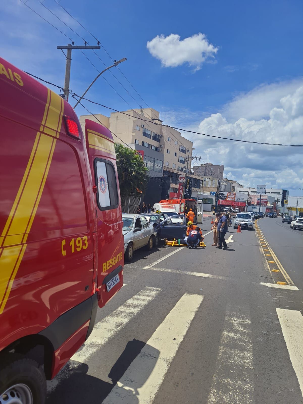 Colisão entre múltiplos veículos no interior de Minas deixa feridos