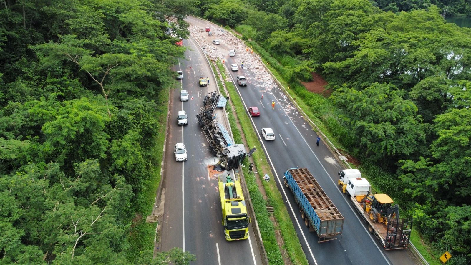 Carreta colide com caminhonete e espalha carga de azulejos pela BR-050, próximo a Araguari