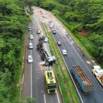 Carreta colide com caminhonete e espalha carga de azulejos pela BR-050, próximo a Araguari