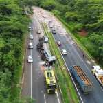 Carreta colide com caminhonete e espalha carga de azulejos pela BR-050, próximo a Araguari