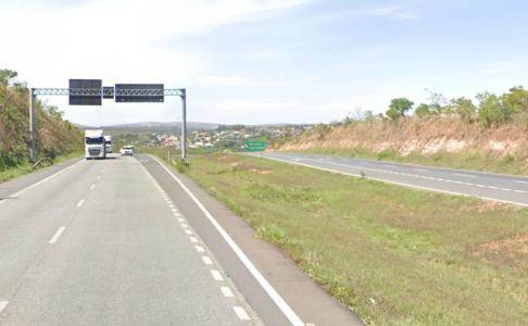 Carros e carreta transitam por trecho da BR-040