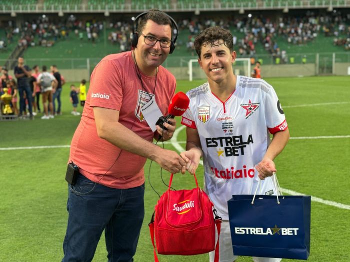 Cláudio Rezende, repórter da Itatiaia, e Hiwry, meia do Estrela Mirim, que recebeu kit Saudali e EstrelaBet como melhor jogador da Finalíssima Codemge