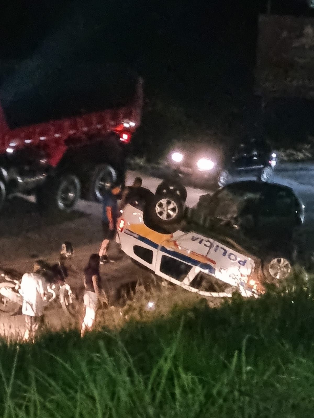 Viatura da Polícia Militar se envolve em acidente com carro e capota na MG- 424