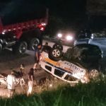 Viatura da Polícia Militar se envolve em acidente com carro e capota na MG- 424
