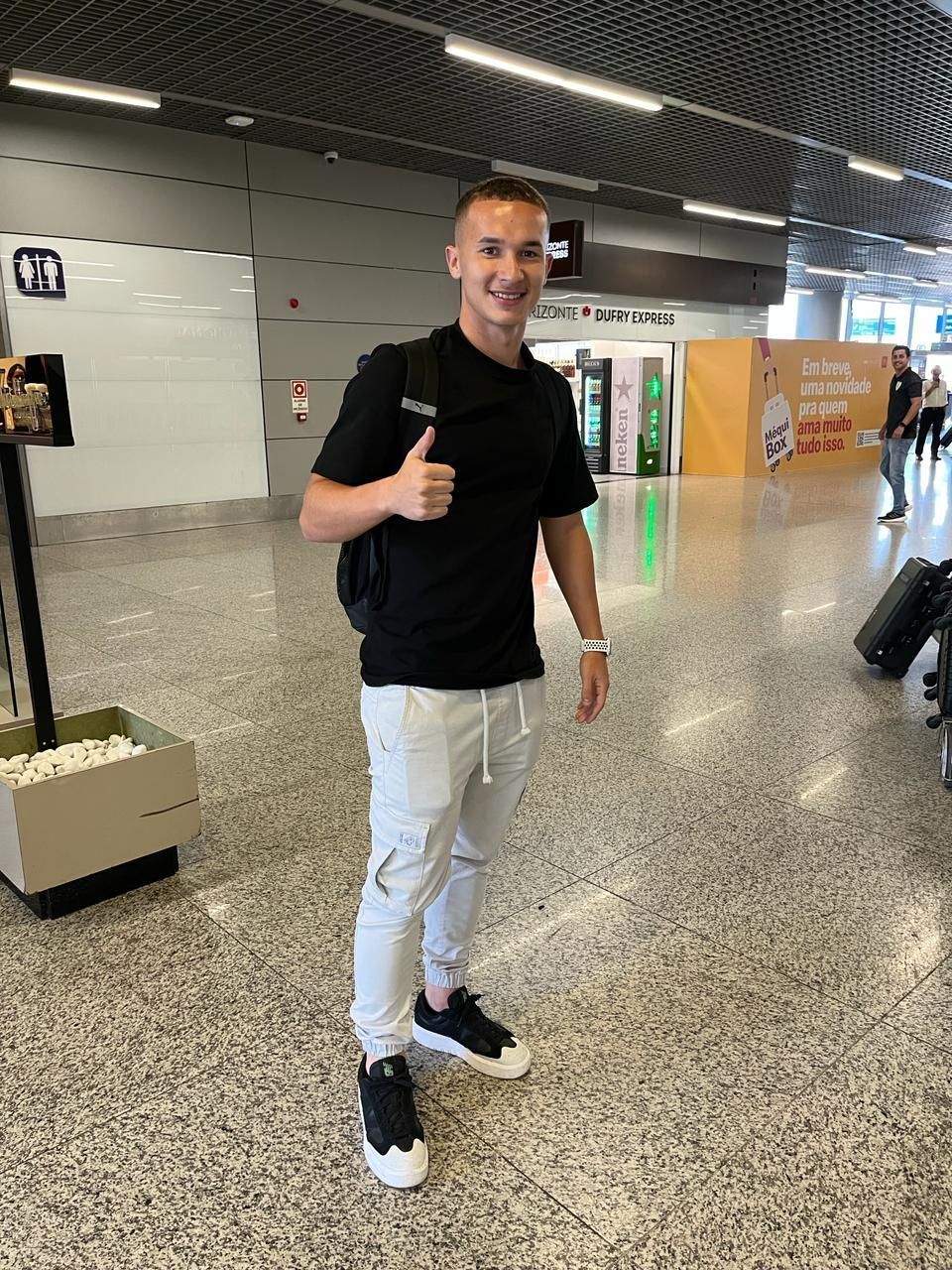 Felipe Amaral, ex-Ponte Preta, chega a BH para assinar com o América