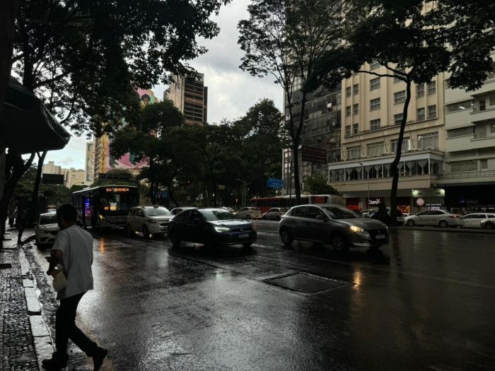 Chuva em avenida movimentada do centro de Belo Horizonte