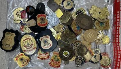 Polícia interdita fábrica de distintivos falsos no Rio de Janeiro