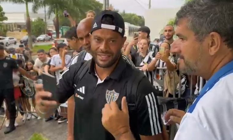 Com festa da torcida, Atlético chega a Patrocínio para estreia no Mineiro; assista