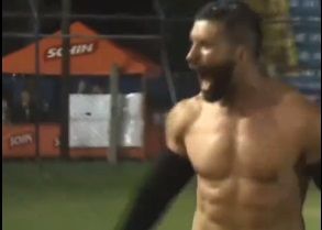 Ex-Atlético e Cruzeiro marca gol, tira camisa, e forma física chama atenção de torcedores