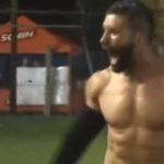 Ex-Atlético e Cruzeiro marca gol, tira camisa, e forma física chama atenção de torcedores