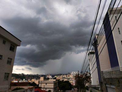 Céu escuro visto do bairro Nova Suíça, em BH