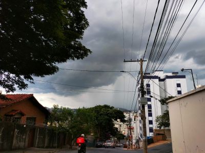 Céu escuro visto do bairro Nova Suíça, em BH