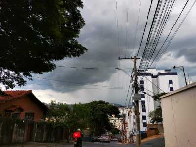 Céu escuro visto do bairro Nova Suíça, em BH