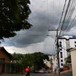 Previsão do tempo: BH tem novo alerta de chuva com raios nesta terça-feira; veja recomendações
