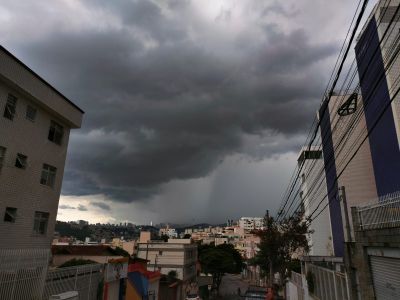 Céu escuro visto do bairro Nova Suíça, em BH