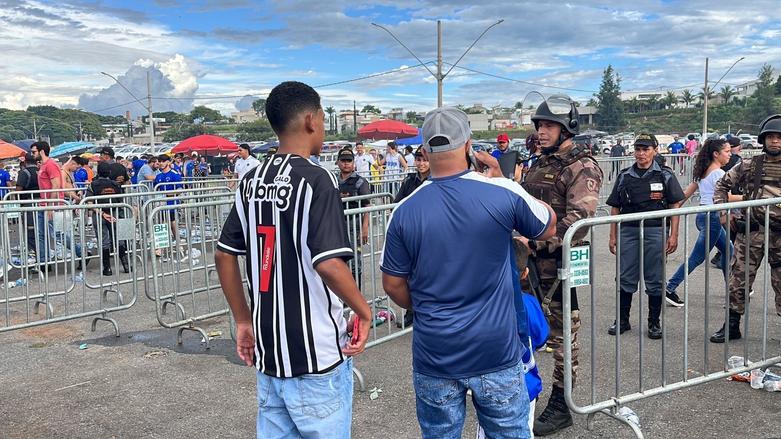 Pai leva filho com camisa do Atlético ao jogo do Cruzeiro e é barrado no estádio