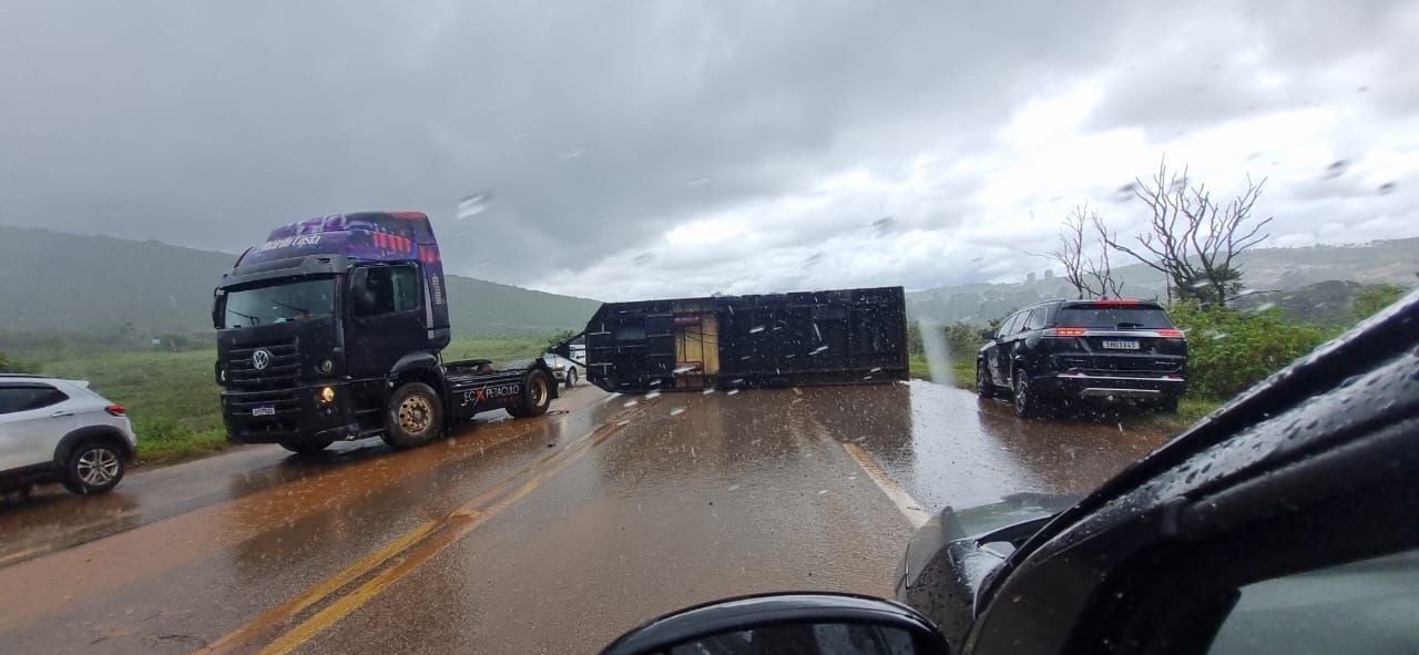 Carreta tomba e bloqueia as duas vias da BR-040 na saída para o Rio de Janeiro