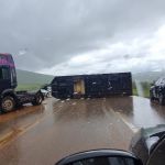 Carreta tomba e bloqueia as duas vias da BR-040 na saída para o Rio de Janeiro