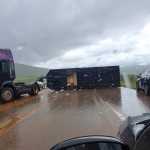 Carreta tomba e bloqueia as duas vias da BR-040 na saída para o Rio de Janeiro