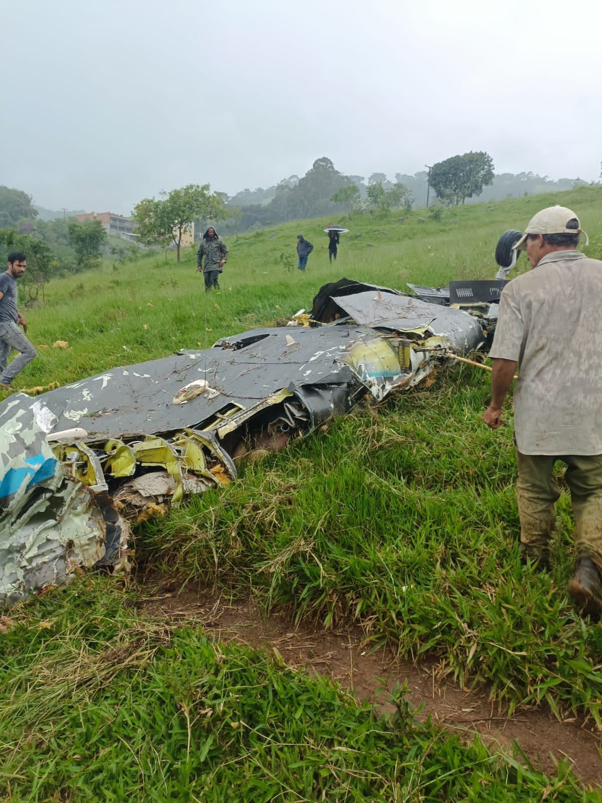 Sobe para sete o número de mortos em queda de avião no Sul de Minas